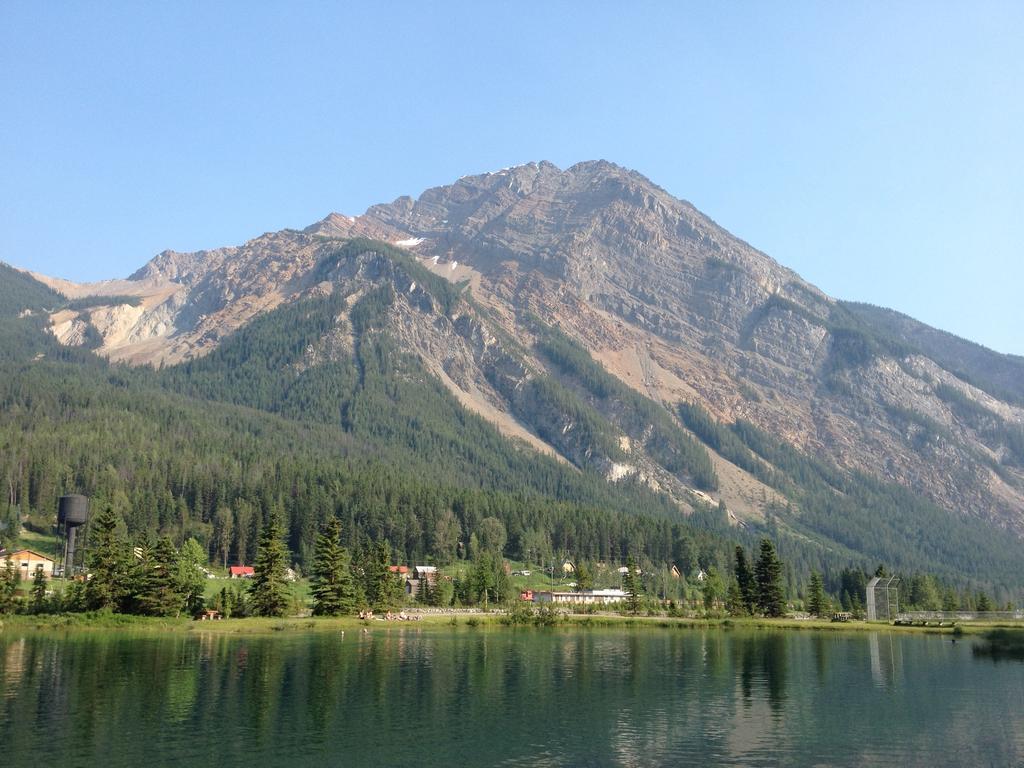 Canadian Rockies Inn - Adults Only 필드 외부 사진